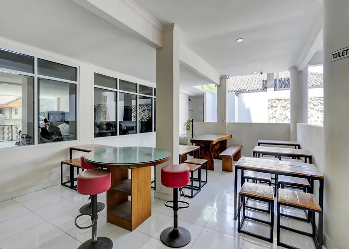 Oyo 3950 The Ratna Hotel 2*